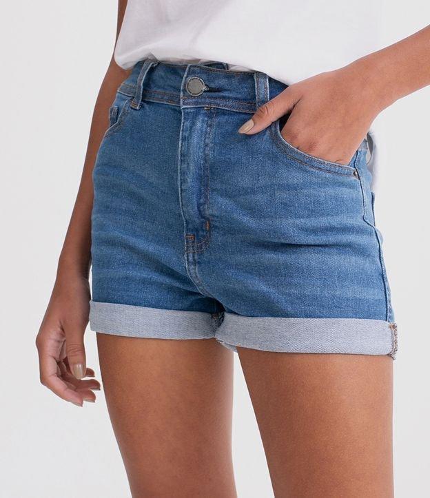 Short Hotpants Cintura Alta em Jeans com Barra Dobrada e Pontos de Luz Tam 36